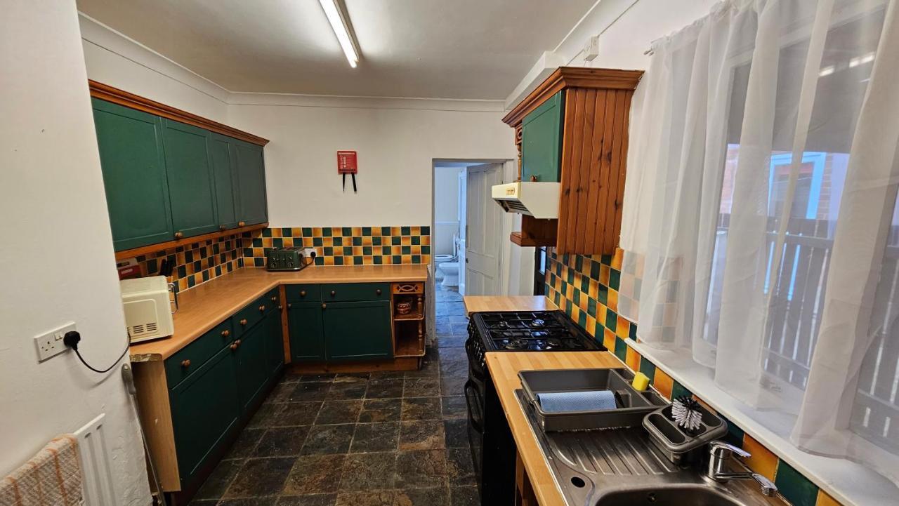Sherwood Terrace 3 Bedroom 1 Double Bed 4 Single Beds Entire Property Contractors Welcome Boston Exterior photo